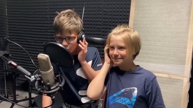 Миша Новодворцев И Илья Хрусталев Озвучивает Мультфильм Три Кота Компот И Коржик