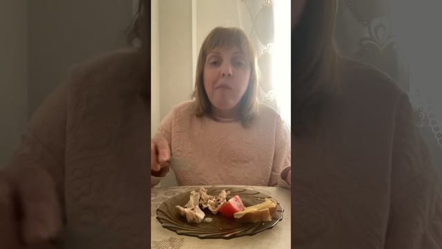 МУКБАНГ. Курица, бутер с сыром и помидорами. Ох уж эти последние дни месяца продажников🤪🤪🤪