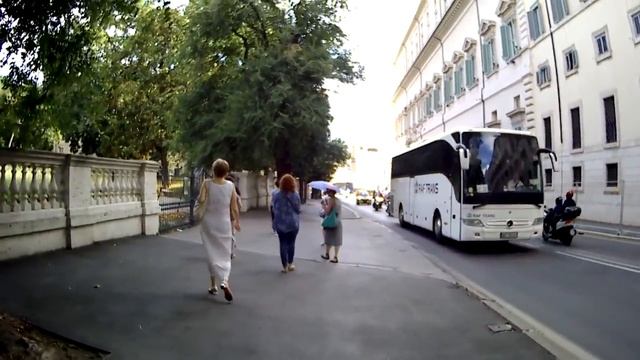 По улице Квиринале (Via Del Quirinale) мимо памятника Карлу Альберту (итал. Carlo Alberto Di Savoia