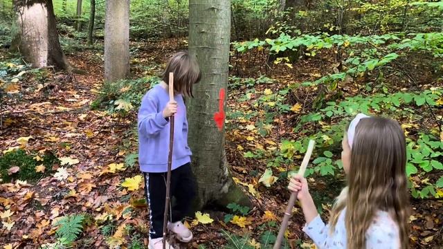 Прогулка по осеннему лесу с подружкой // Emmilie und Valerie // Herbstferien 2022 🍁🍂🍁