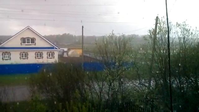 Дождь льёт как из ведра..