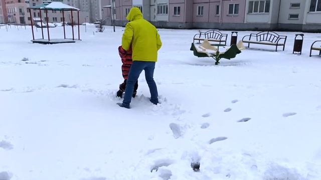 ВЕСЕЛИМСЯ И ИГРАЕМ В СНЕЖКИ