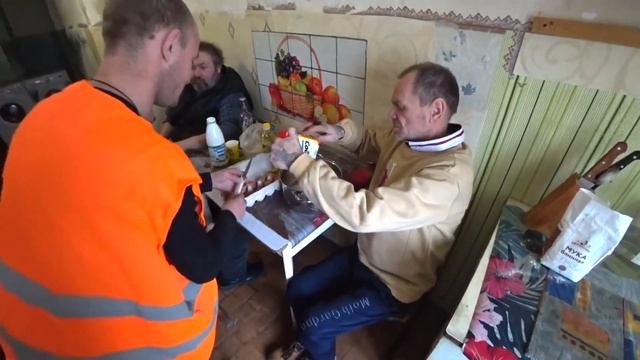 СТАРАЯ ДОБРАЯ ГОТОВКА ВСЕЙ БРИГАДОЙ  ДЯДЯ ЮРА ГОТОВИТ БЛИНЫ С КРАСНОЙ ИКРОЙ  Перезалив