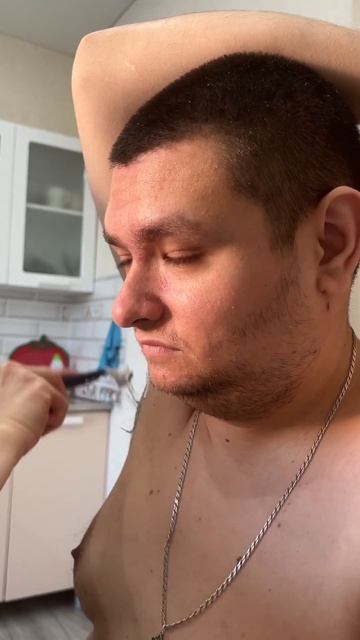 Бритьё волосатых подмышек на стриме за донат