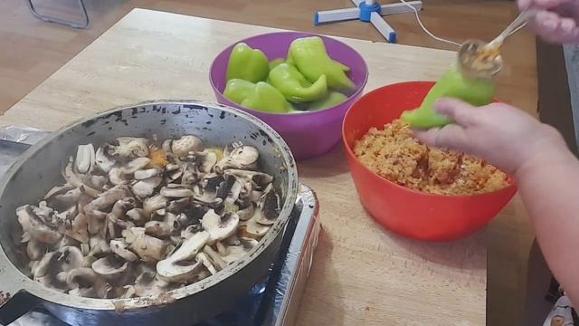 фкусная минутка-фаршированный перец в сметано-грибном соусе