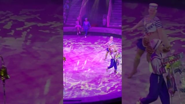 Цирк. Киса и огонь. Это круто.