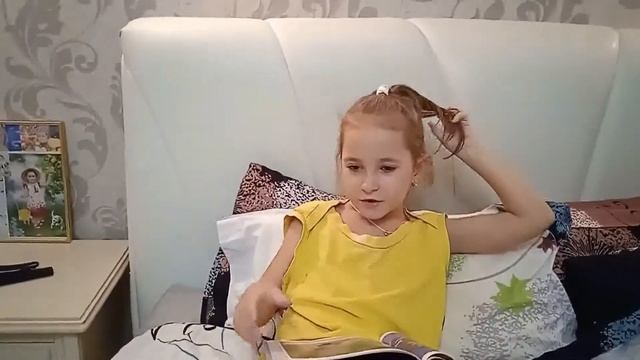 Настя и Лера добывают мед из улья