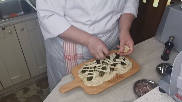 Pinsa Romana Friggitelli, Salsiccia Tartufata E Provola Affumicata