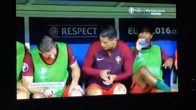 Роналду ударил по колену Евро-2016.  ПОРТУГАЛИЯ - ФРАНЦИЯ. Ржач Прикол Классно.