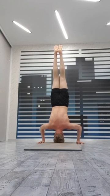 Стойка на голове с руками с постепенным переходом в стойку без рук