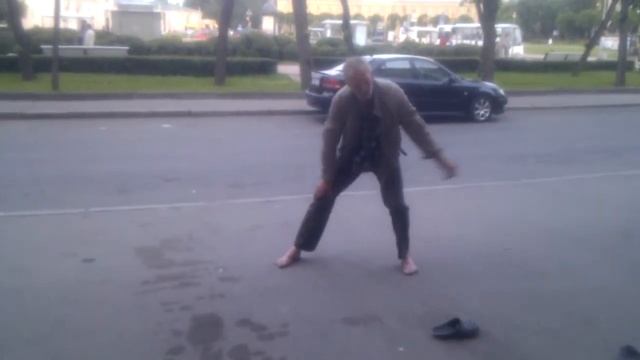 Мужчина танцует в честь дня города