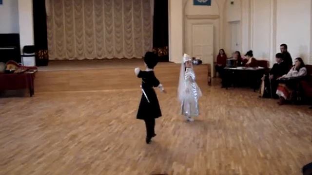 дети танцуют зэфак1у на пальцах