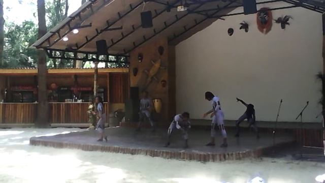 Танцы в Африканской деревне.