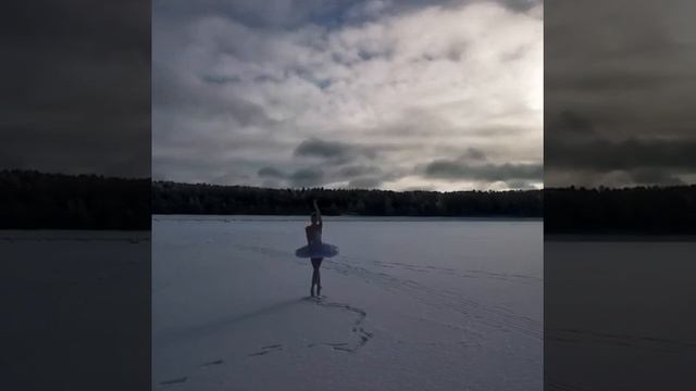 Балерина на льду в Бухте Батарейной.Лебединое озеро на заливе. Балет на заливе.