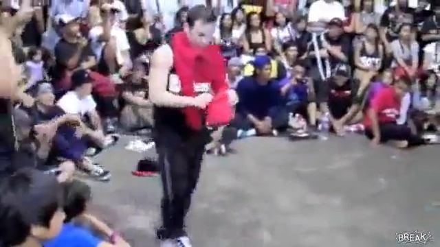 Малой танцует брейк просто ппц!!!