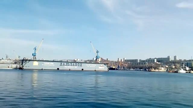 Набережная Цесаревича в Владивостоке в выходной день