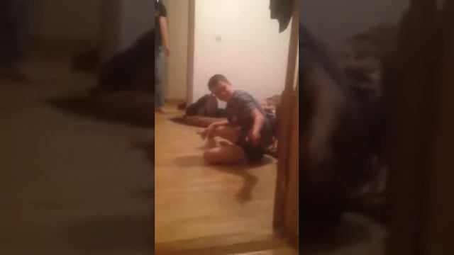 Прикол) Пьяный парень крутится на голове) Смотреть всем)