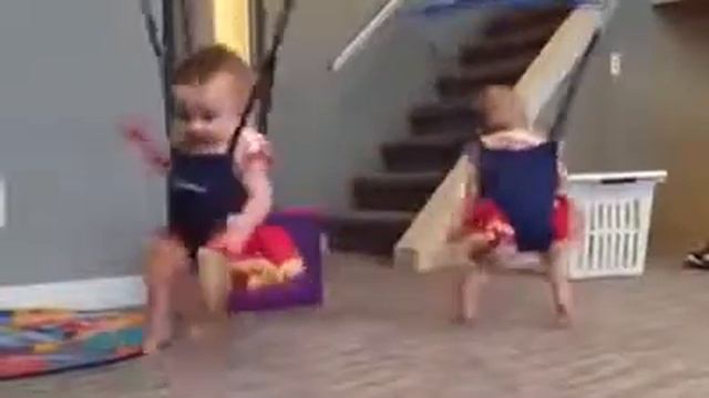 Дети смешно танцуют