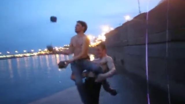 СМЕРТЕЛЬНЫЙ НОМЕР жонглирование булыжниками СИДЯ на ЖИВОМ ЧЕЛОВЕКЕ!