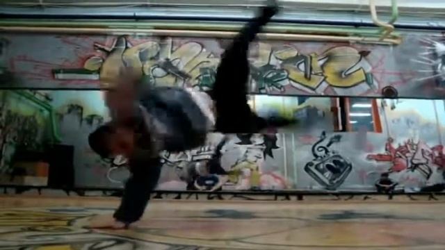 Твист со стойки на руках