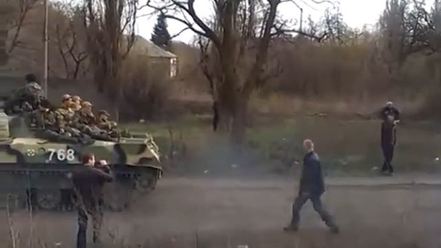 Доброполье, Донецкая обл, Колонна ''гвардии'' ХУНТЫ на пути к столице Донбасса 9 04 2014