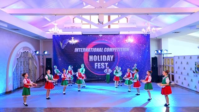 Ішло дівча лучками