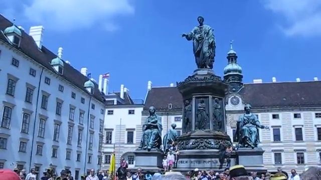 Ворчуны бурга развлекают публику