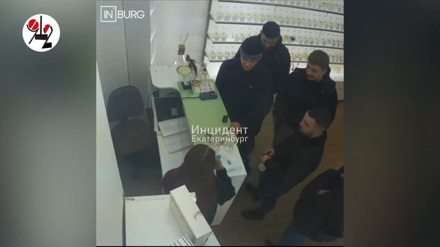 Мальчишки, падкие до парфюма. Real Video