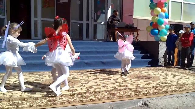 Девочки танцуют прикольна