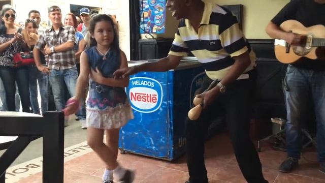 Девочка танцует