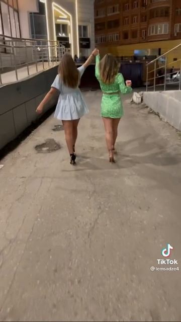 показала попу