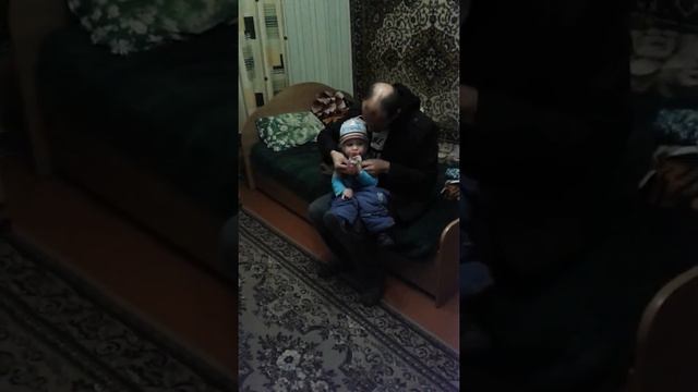 Витя, а папа как смеется?