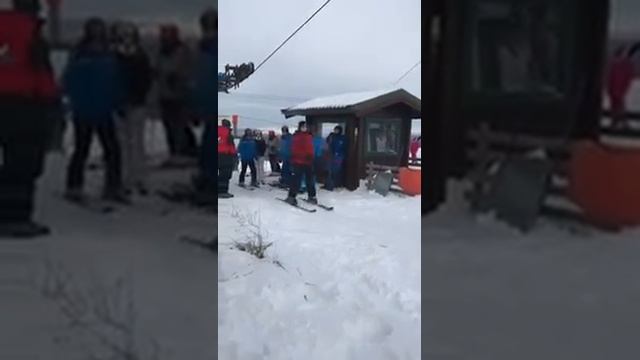 Начинающие сноубордисты и бугельный подъемник