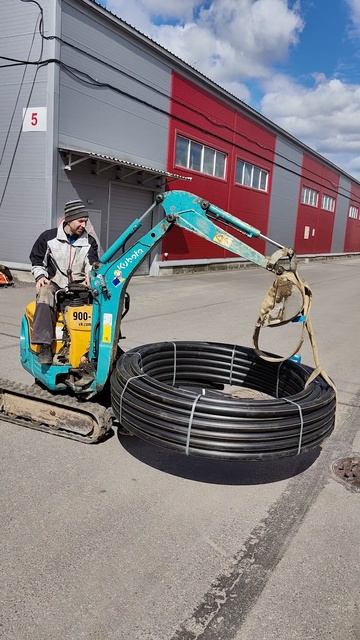 Рабочие моменты, таскаем бухты миниэкскаватором