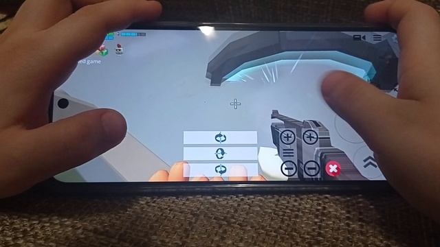 Ваня играет в телефон