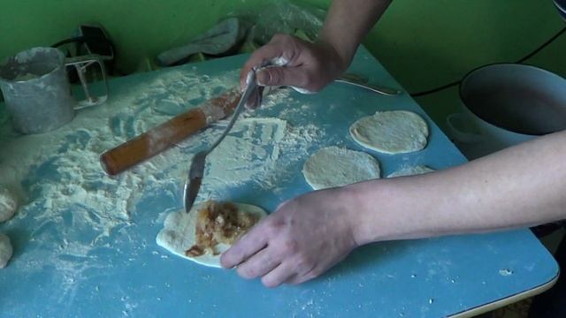 Т ТВ)Бабулины пирожки руками рукожопа Туриста на вкус и аромат)