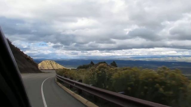 Вид на Montezuma Valley с дороги по Mesa Verde