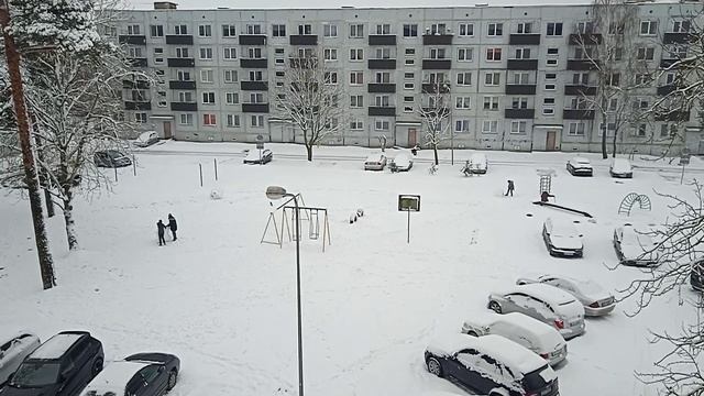 дети во дворах рады первому снежку (4 декабря 2021)