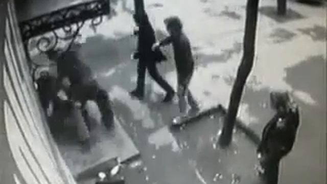 Маклауды месят гопников.flv