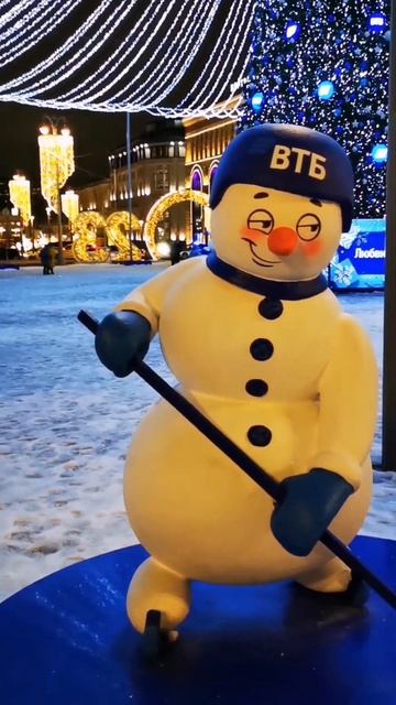 Компания снеговиков на Лубянской площади. Лучшее место для съёмки Новогодних кадров.