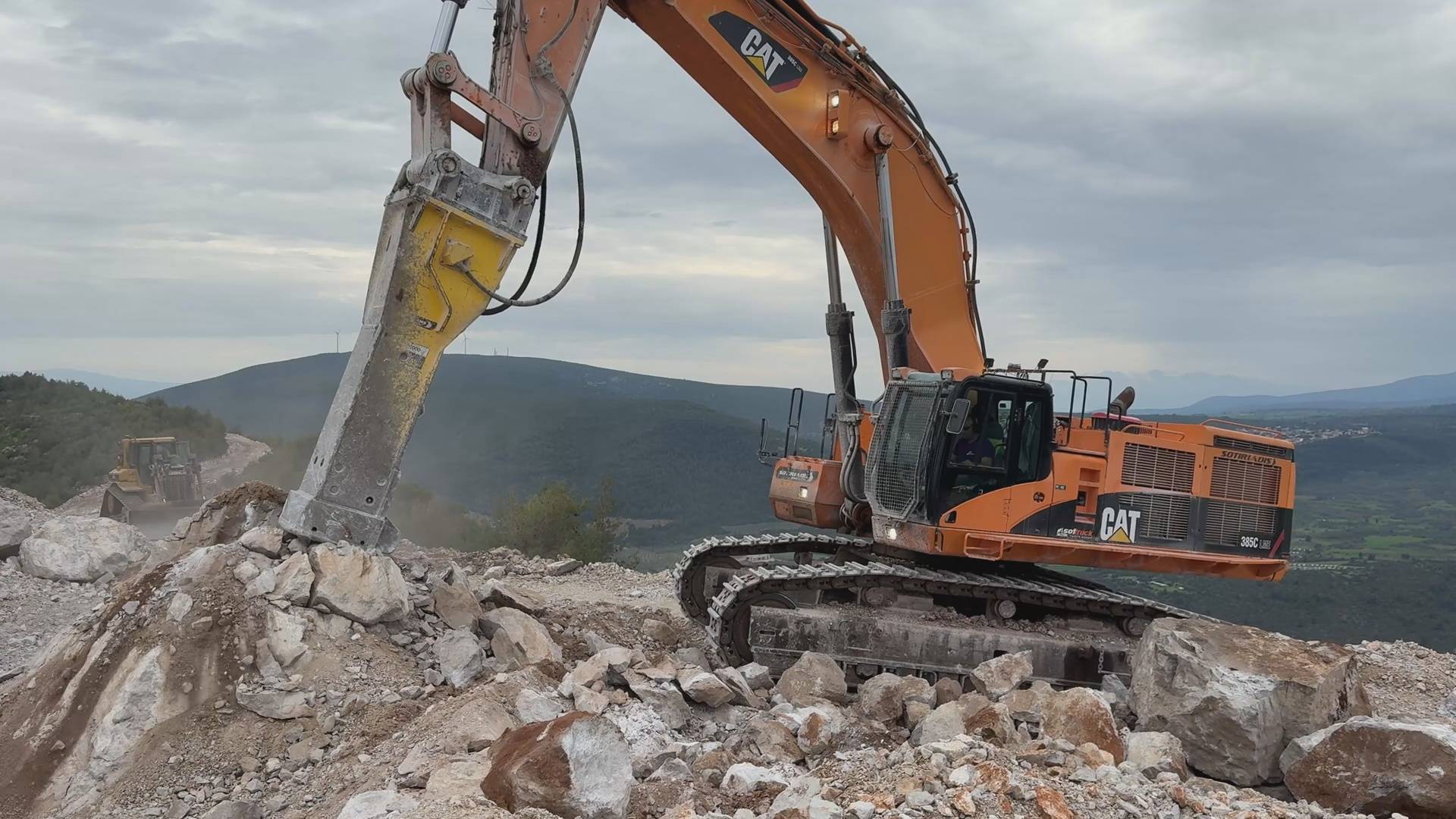 ЭКСКАВАТОР ПЕРФОРАТОР! Долбит КАМНИ!