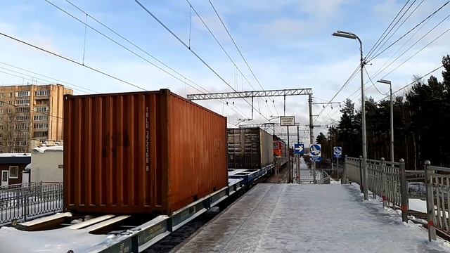 Электровоз ВЛ10-1430 с грузовым поездом,   проезжает платформу 