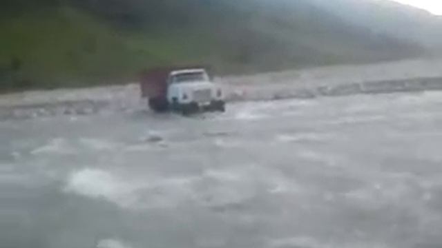 ГАЗ 53 Убур аз дарёчаи ош