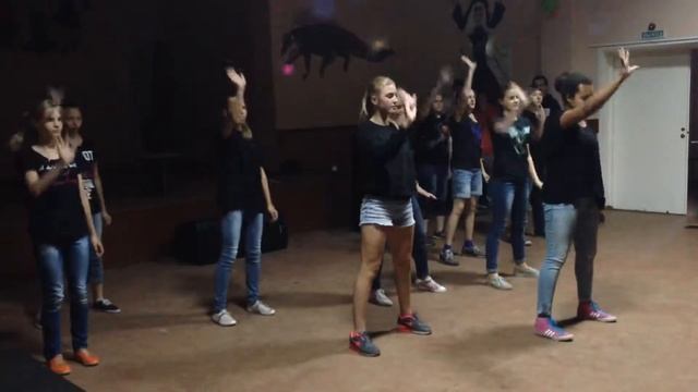 Экран 2001. Танец в лагере 2015 август.