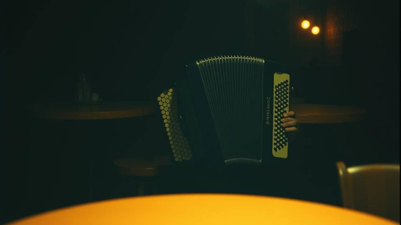 Сергей Есенин – Снова пьют здесь, смеются и плачут