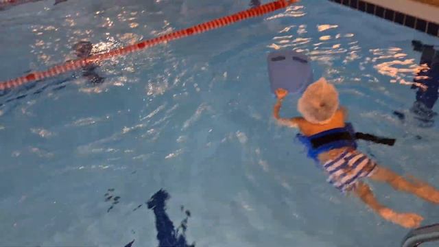 Арсен и Алем в бассейне Нурлытау с мамой на каникулах, 2 ноября 2022