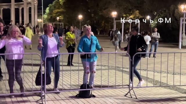 Хедлайнер вечера в Керчи кавер-группа Шнапс-Бэнд заставил зрителей петь и танцевать