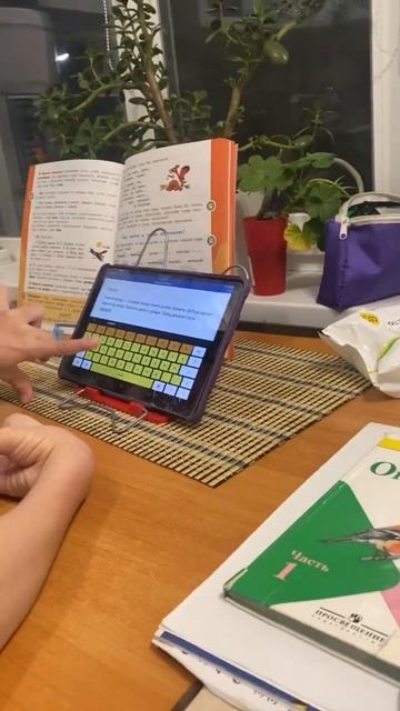 Ребенок с дцп делает уроки на планшете #shorts #celebralpalsy