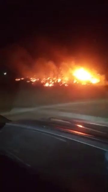 Пожар на площади 1000 квадратных метров тушат в Охе