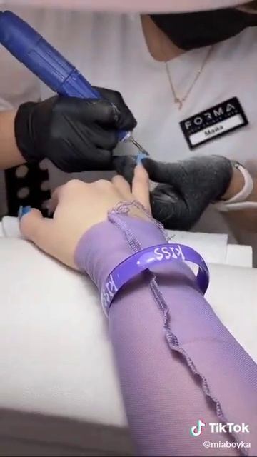 Мия бойка сделает новую моникюр